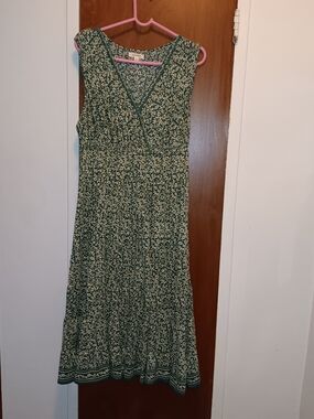 Max Studio Green and Cream Printed Sleeveless Midi Dress